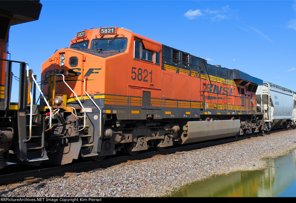 BNSF 5821